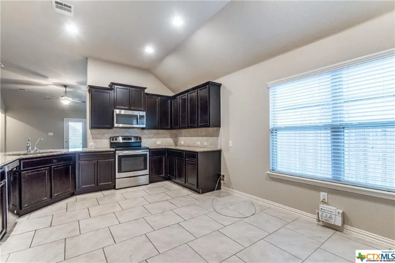 1911 Jamie Ln - Photo 3 of 5