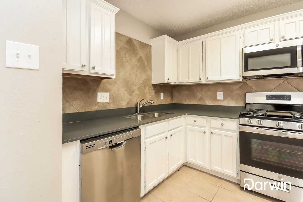 8422 Ashlawn Dr - Photo 3 of 15