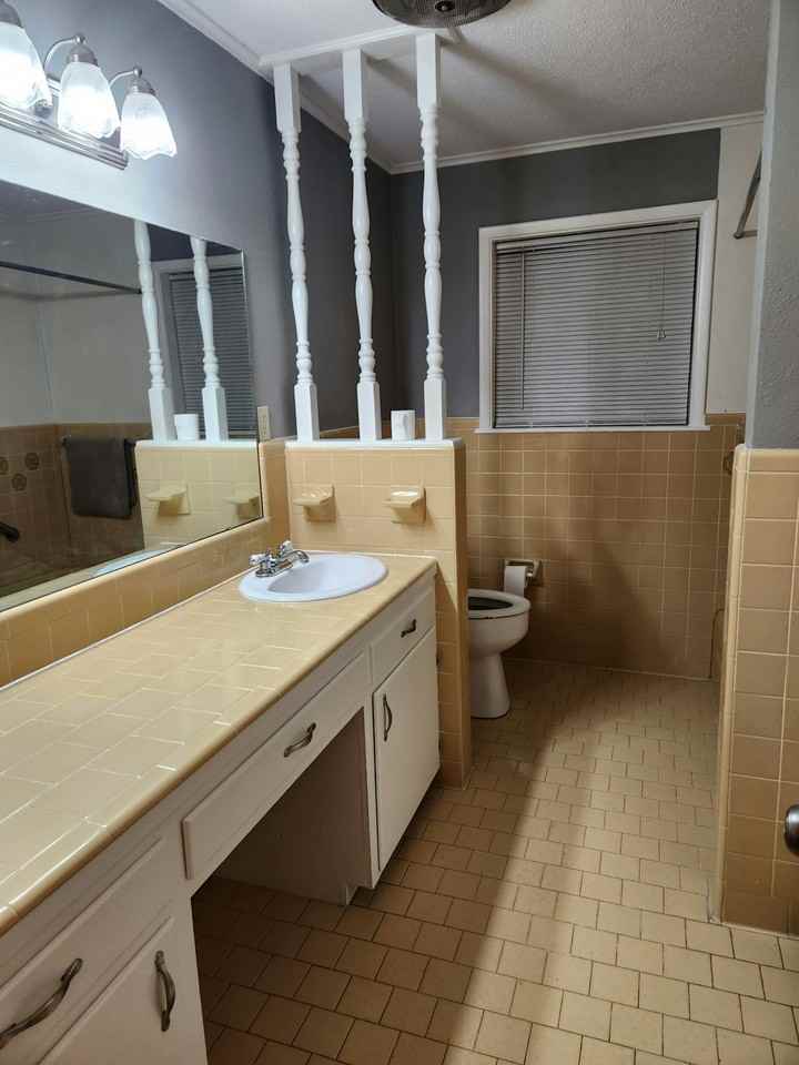 602 S Foster St - Photo 3 of 10