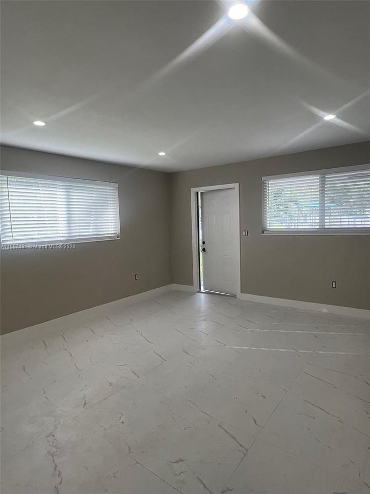 1212 Ne 121st St - Photo 3 of 8