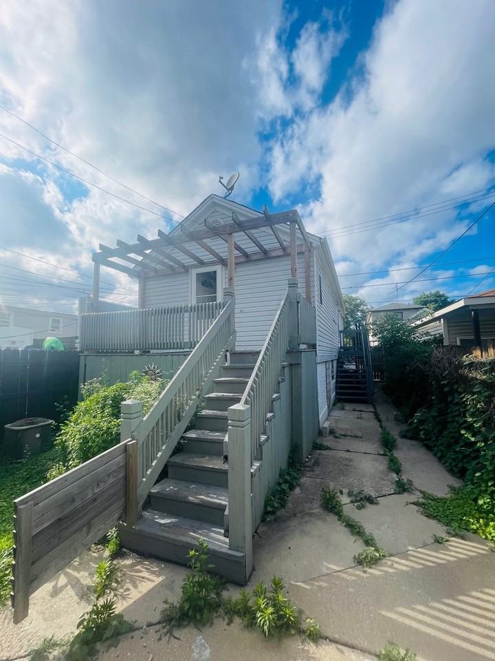 436 W 42nd Pl - Photo 2 of 12