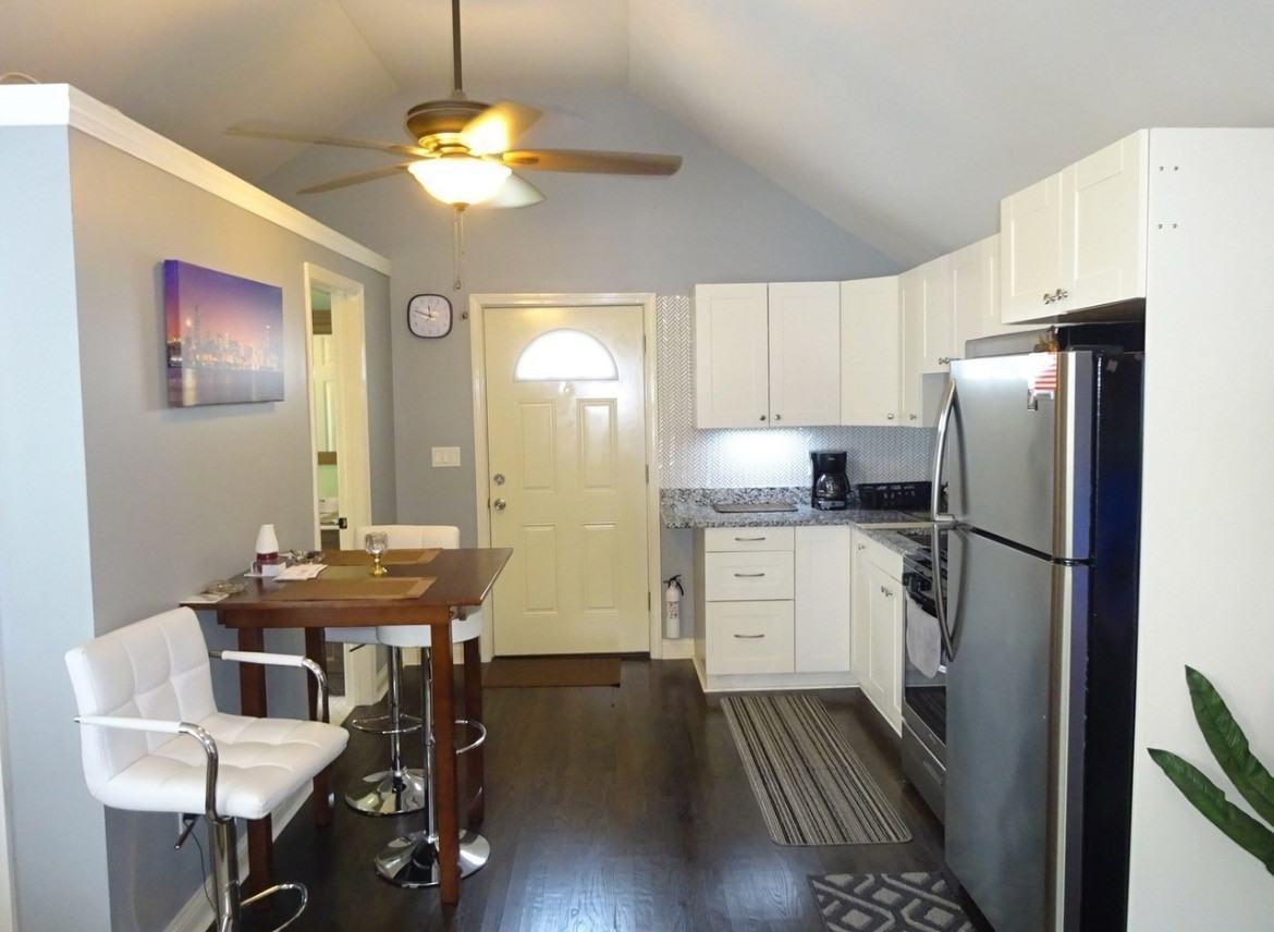 436 W 42nd Pl - Photo 3 of 12