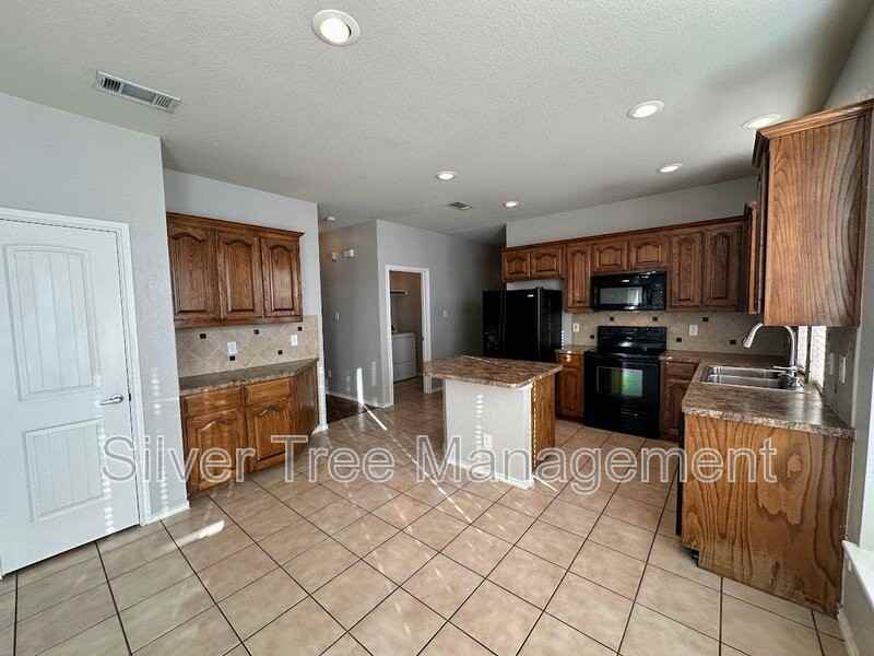 420 Donagon Ct - Photo 4 of 37