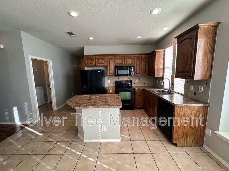 420 Donagon Ct - Photo 5 of 37