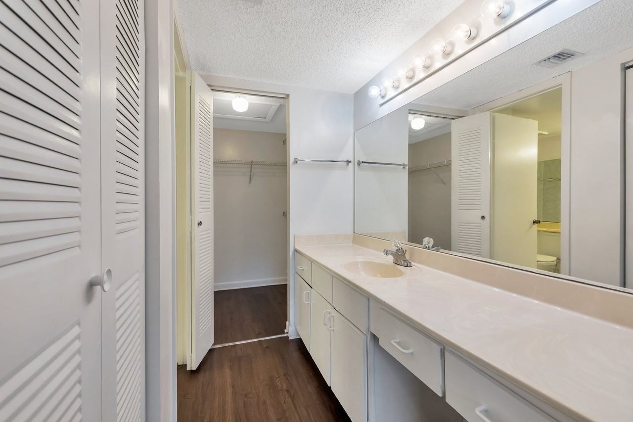 9933 Westview Dr #423 - Photo 7 of 16