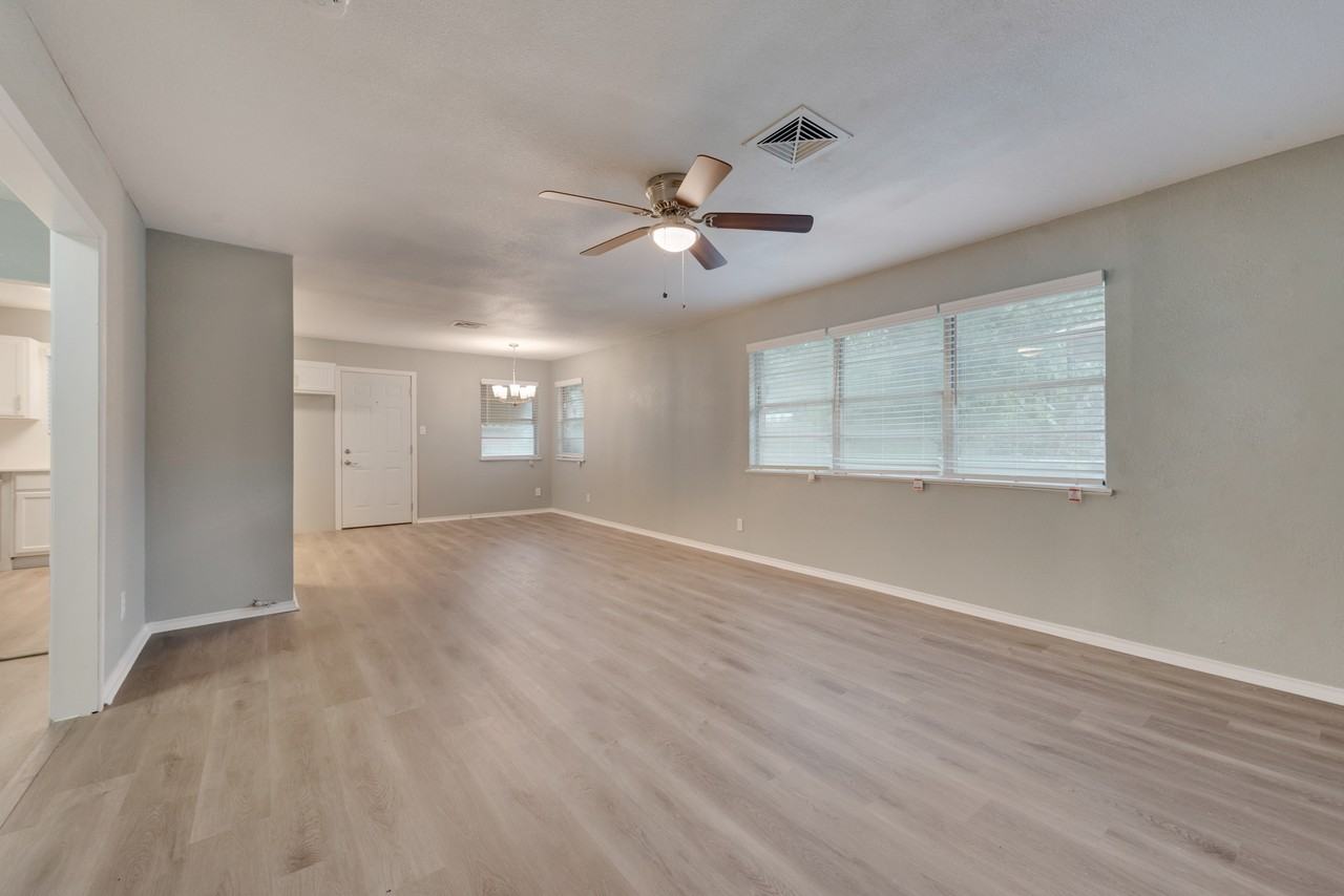 805 N Douglas Ave - Photo 5 of 17