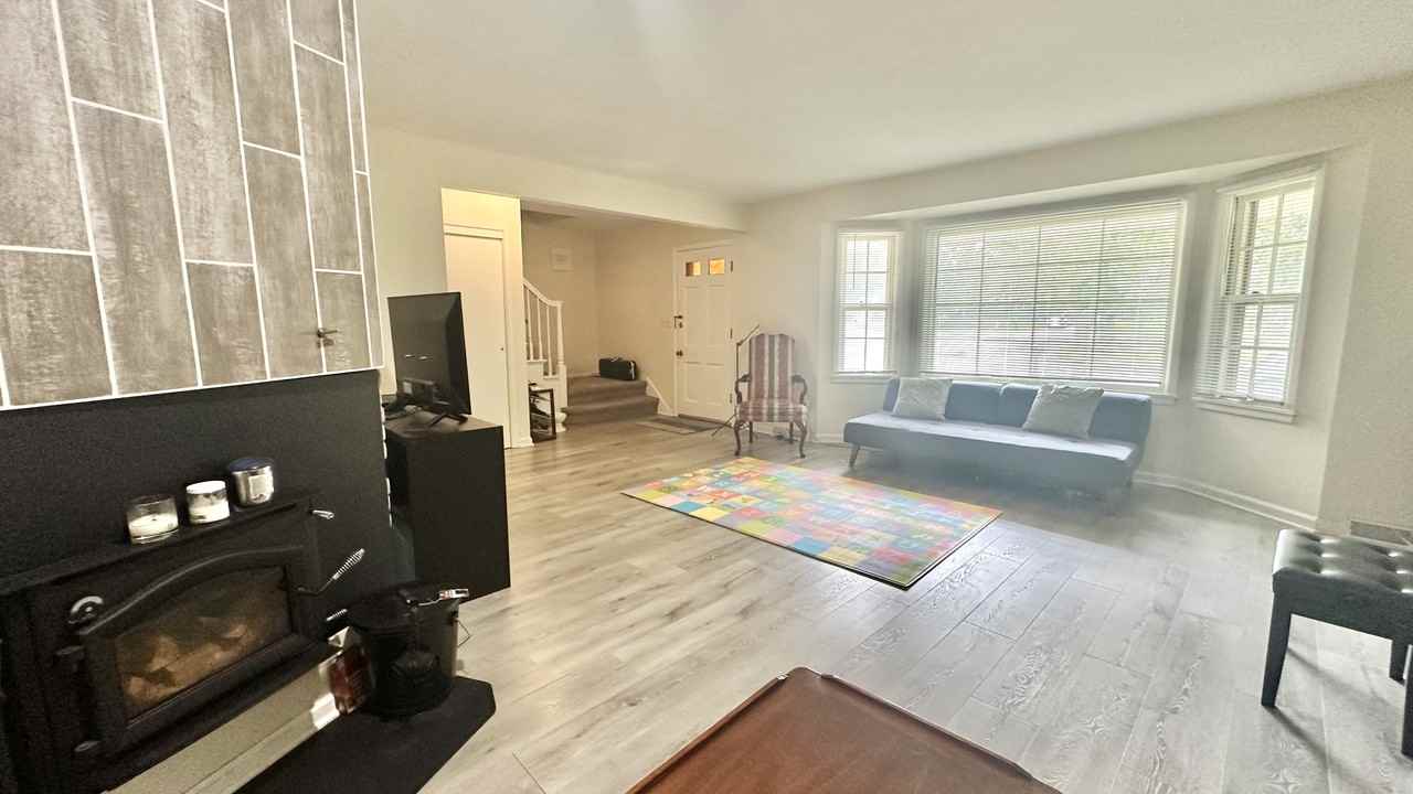 2124 Laura Lane - Photo 3 of 24