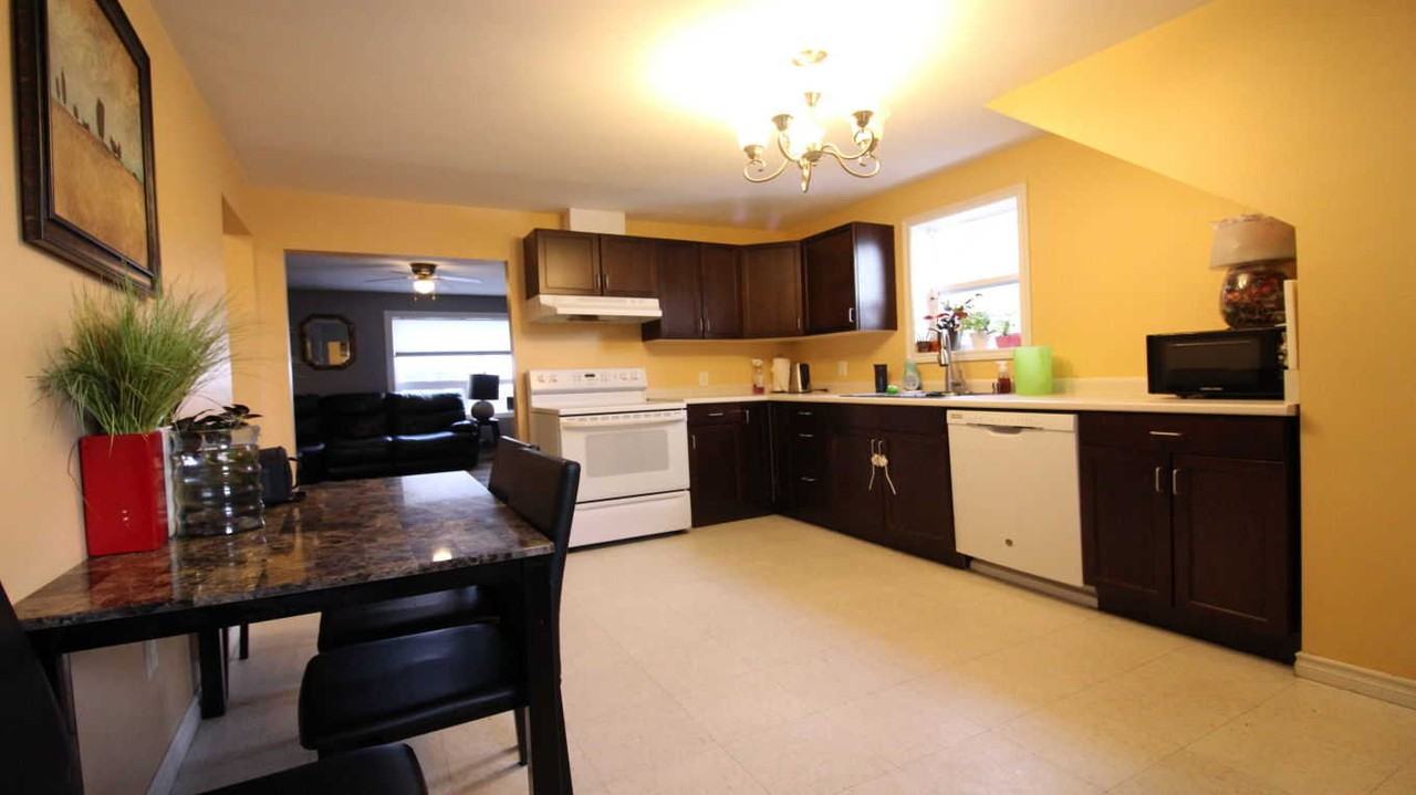 158 - 158 Court St S - Photo 2 of 9