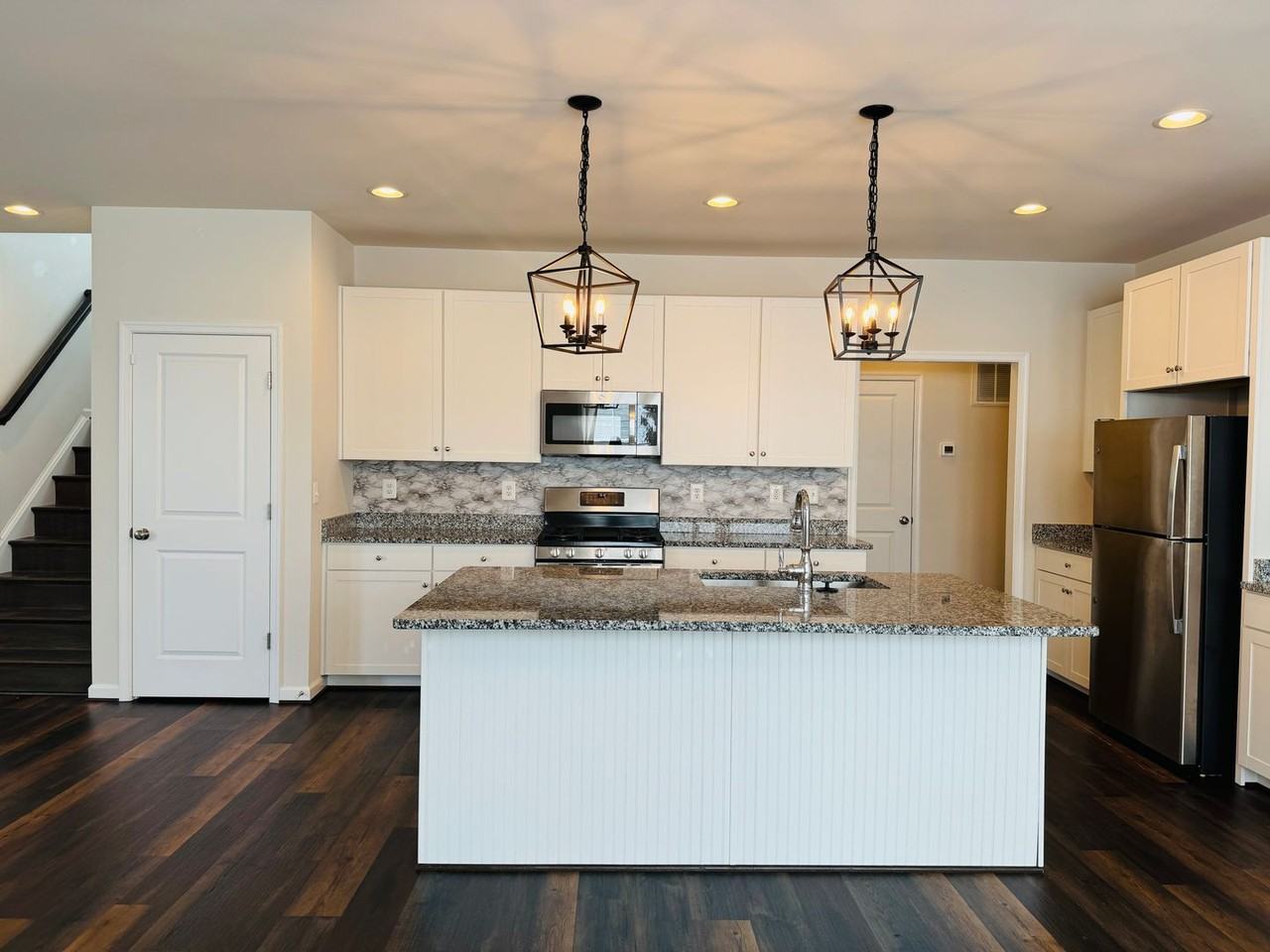 454 Coastal Ave - Photo 4 of 29