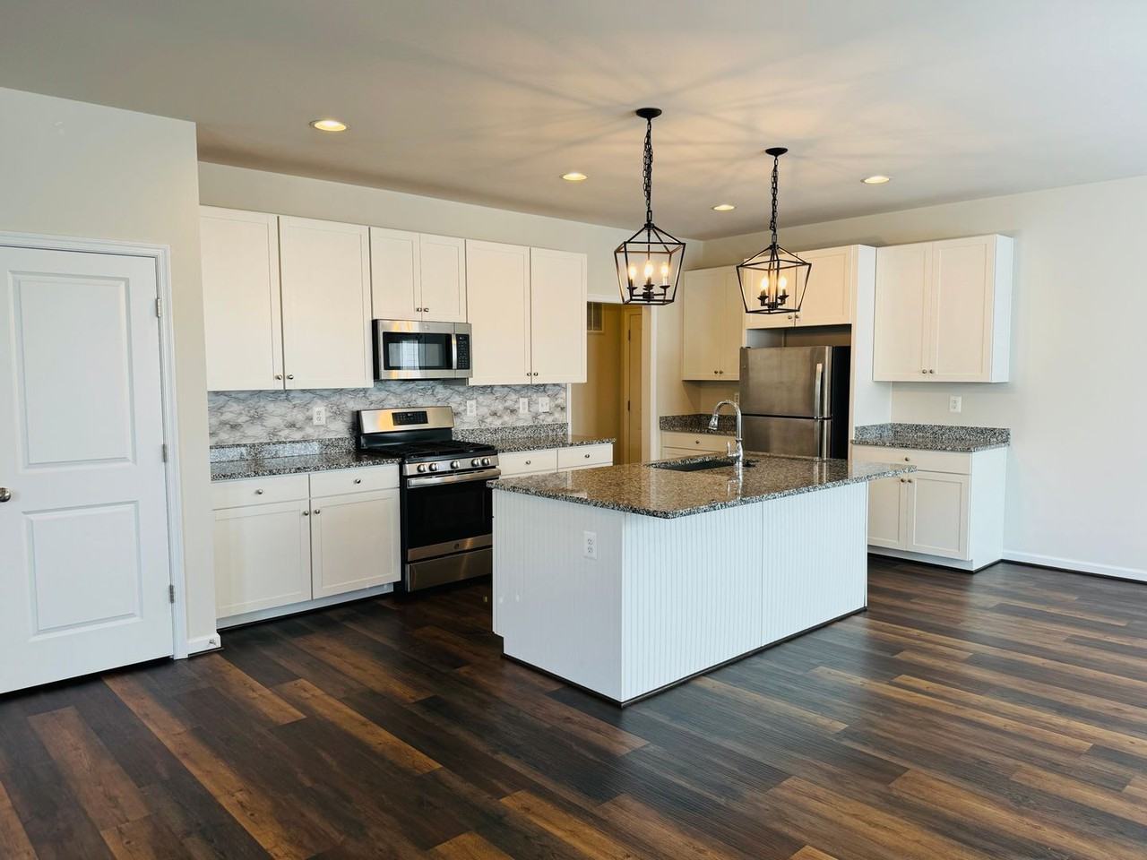 454 Coastal Ave - Photo 5 of 29