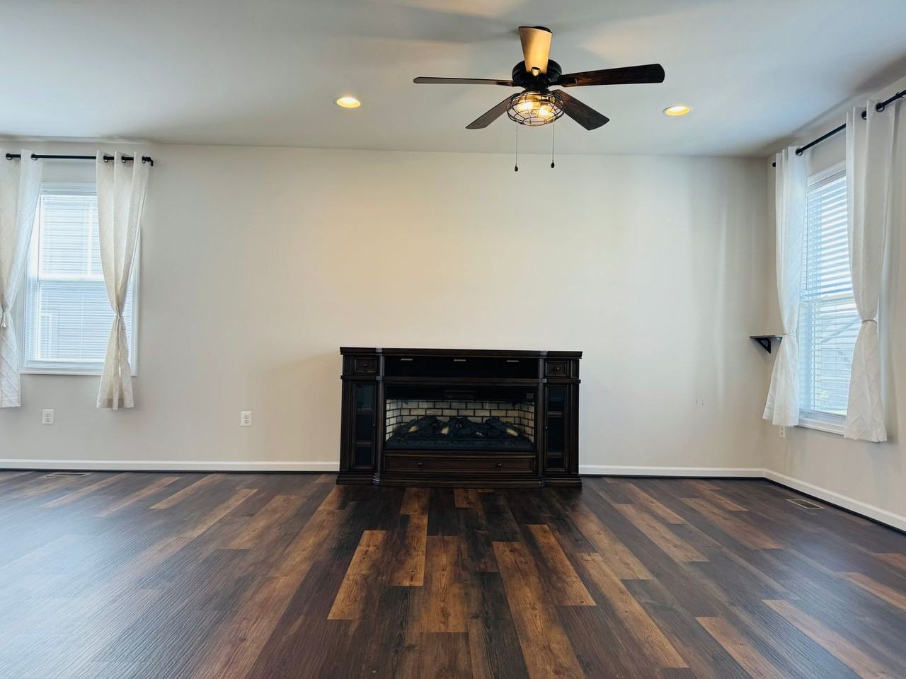 454 Coastal Ave - Photo 7 of 29