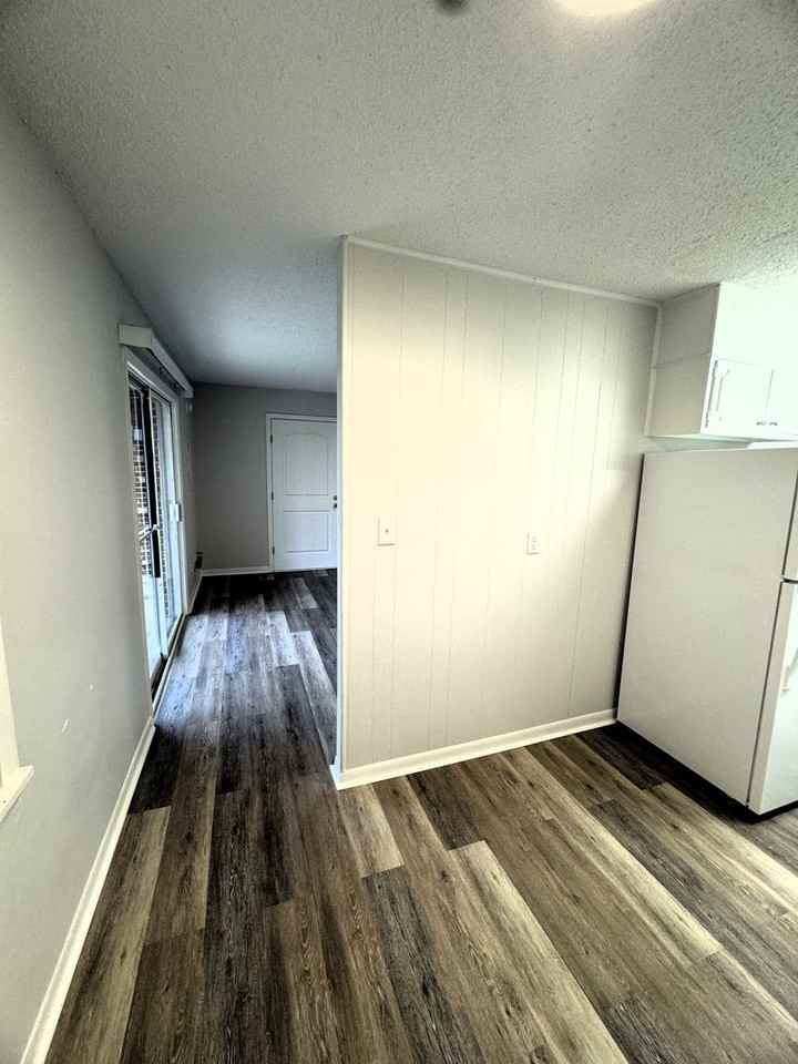 206 Cloverleaf Dr #8 - Photo 4 of 15