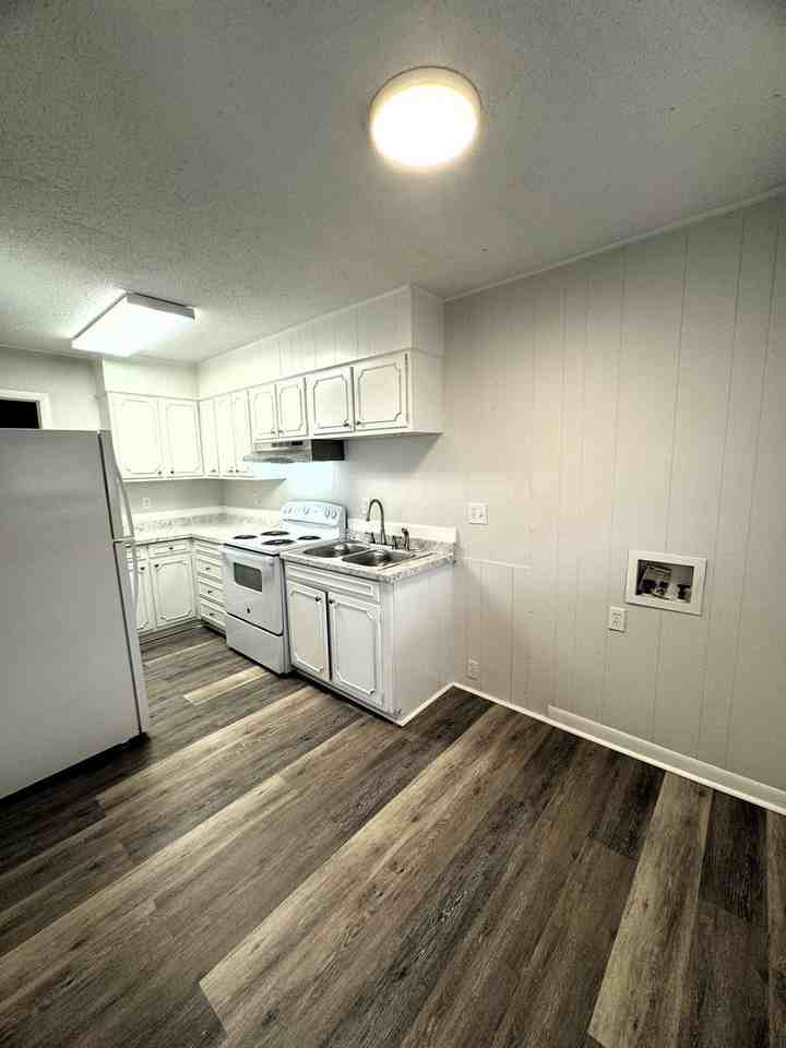 206 Cloverleaf Dr #8 - Photo 5 of 15