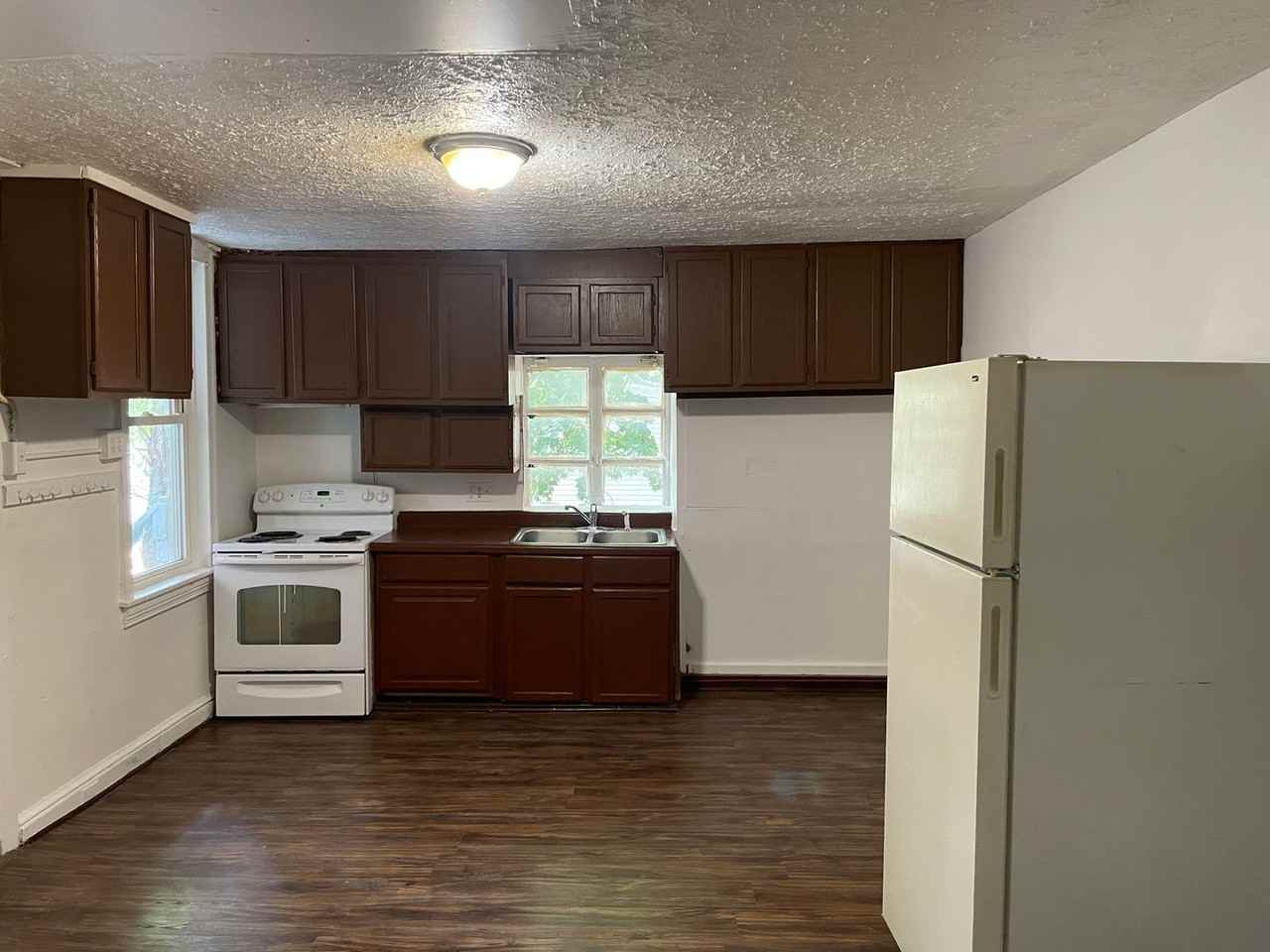 660 E Market Street - Photo 3 of 9