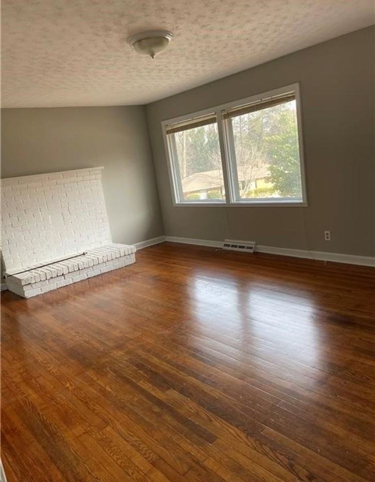 2775 Woodvale Dr - Photo 2 of 9