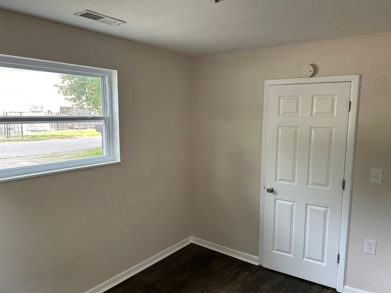 1220 Lincoln St - Photo 3 of 10