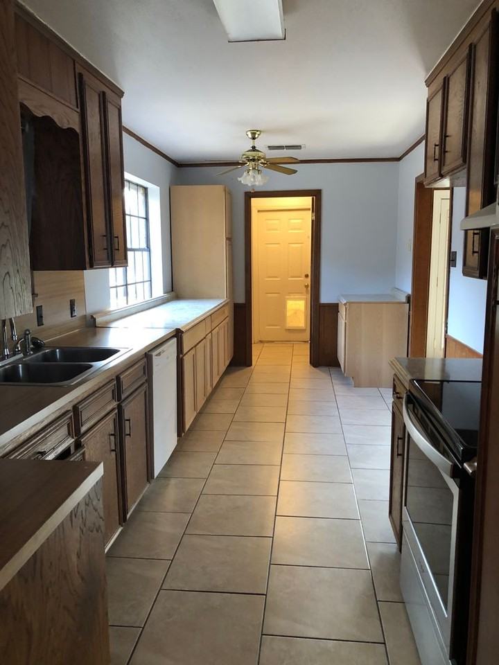 10114 Village Green Dr - Photo 5 of 21