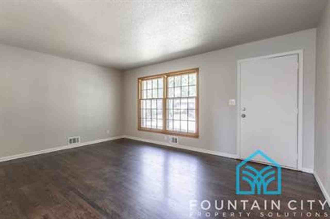405 Hooke St - Photo 7 of 24