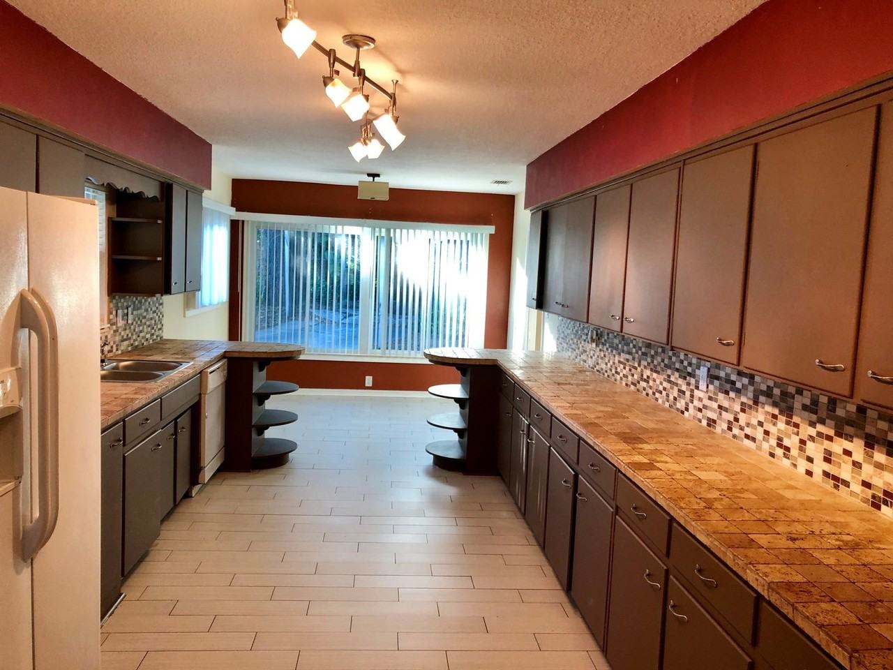 925 Sikes Blvd - Photo 3 of 11