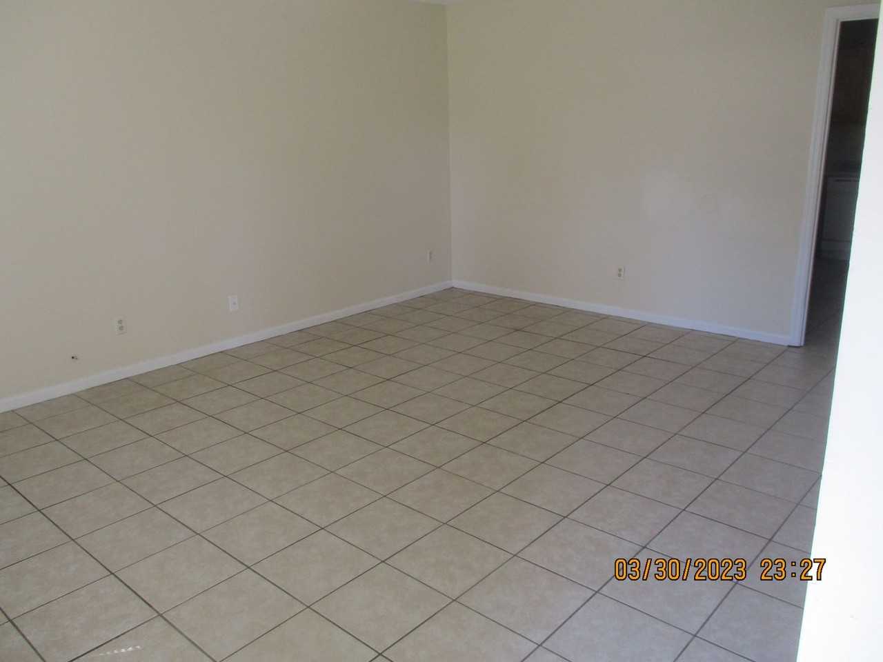 1127 University St Apt B - Photo 2 of 6