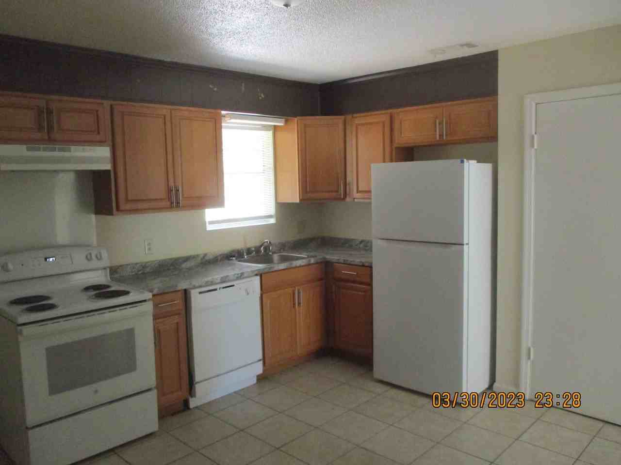 1127 University St Apt B - Photo 3 of 6