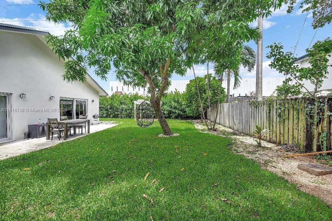 1126 Ne 16th Ct - Photo 2 of 8