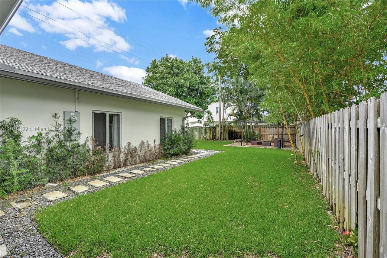 1126 Ne 16th Ct - Photo 3 of 8