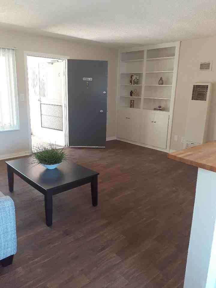 702 4th St #H - Photo 3 of 7