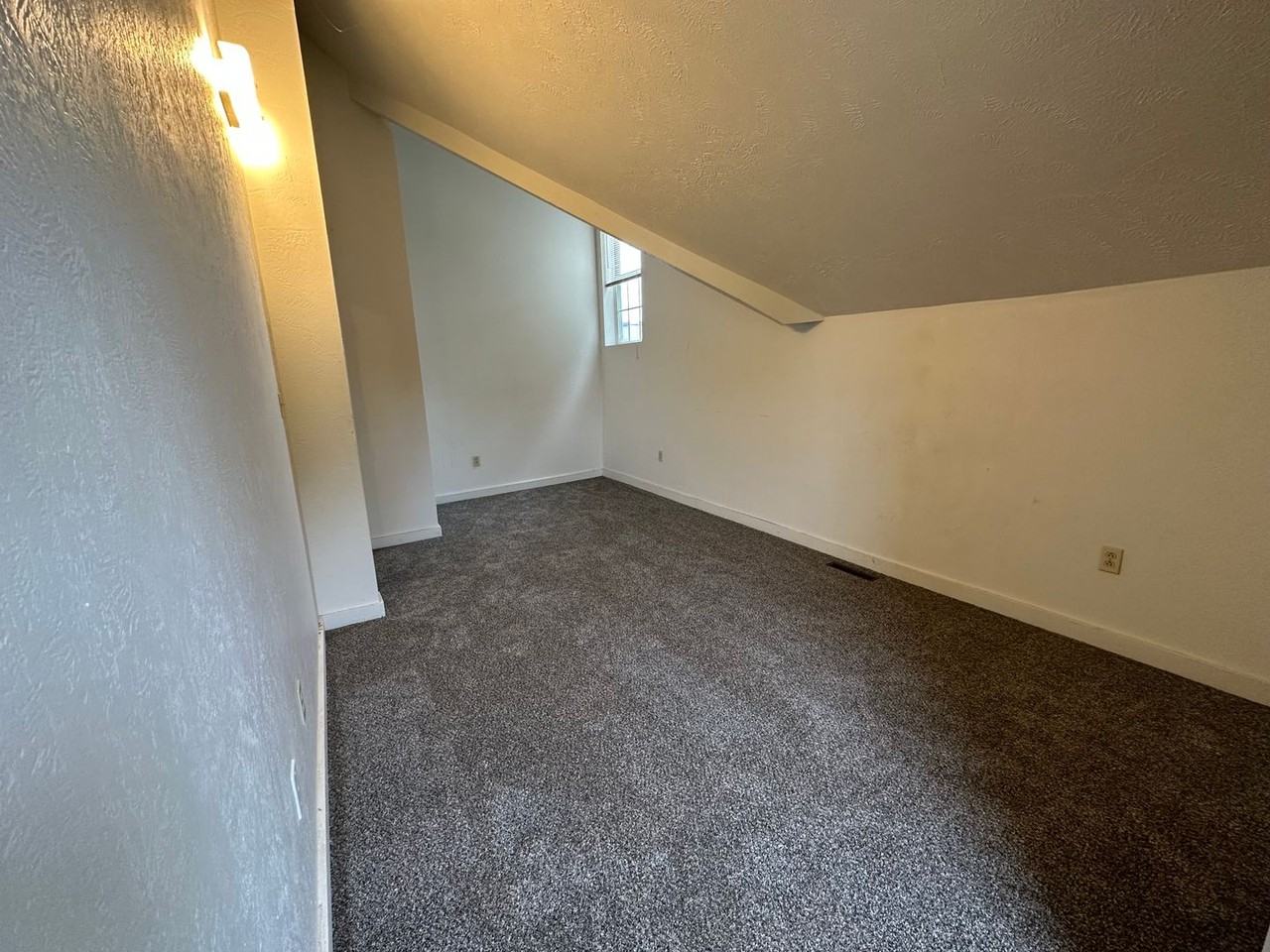 330 W 9th St - Photo 3 of 9