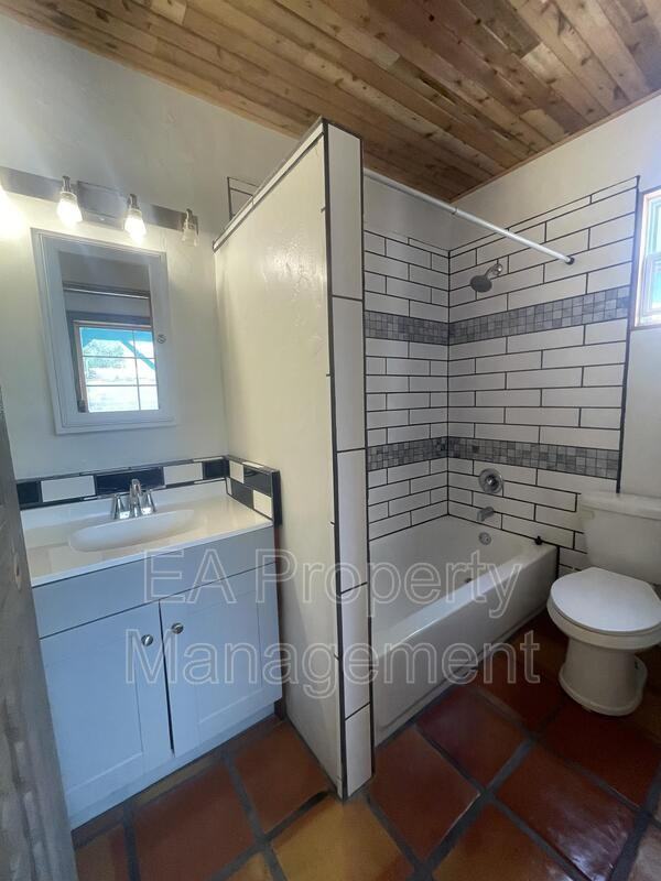 801 1/2 Princeton Dr Se - Photo 2 of 5