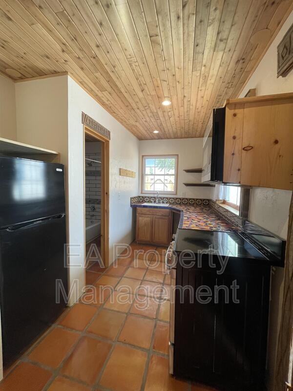 801 1/2 Princeton Dr Se - Photo 3 of 5