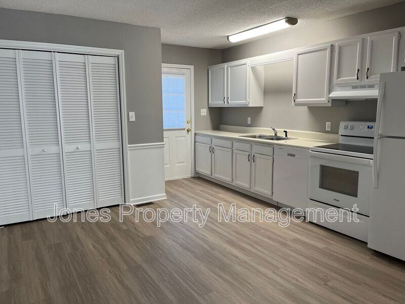 2883 Mountcrest Cir Nw - Photo 2 of 9