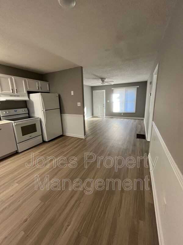 2883 Mountcrest Cir Nw - Photo 3 of 9