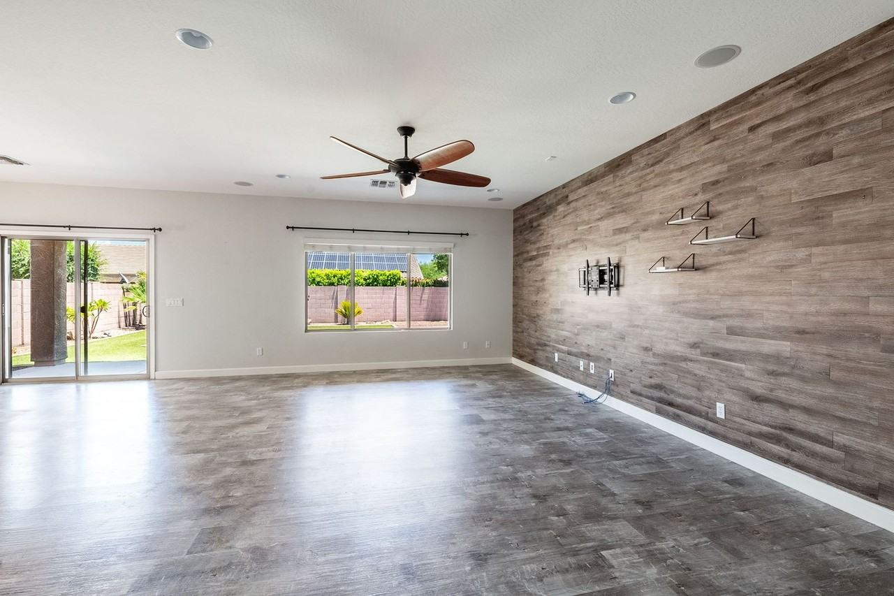 11595 N 165th Ave - Photo 3 of 25