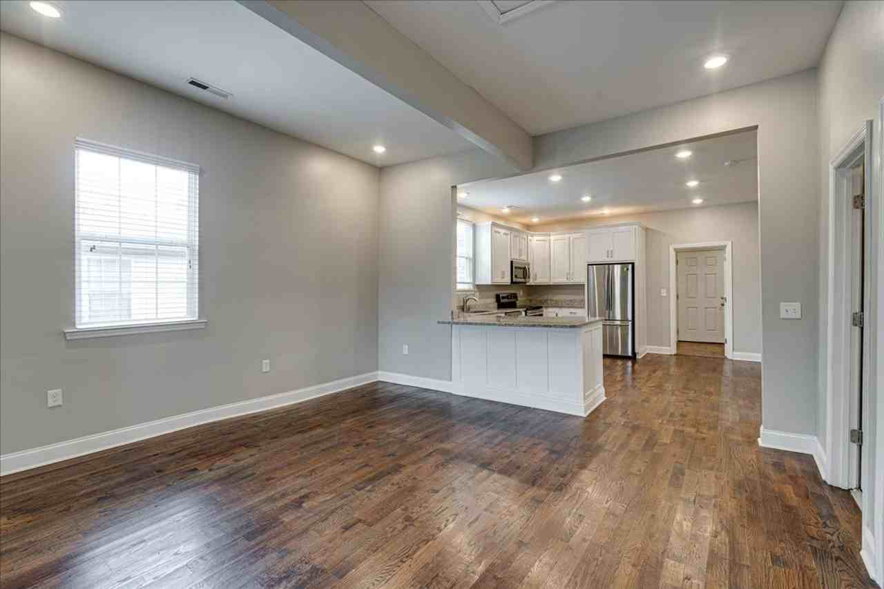 2425 Chamberlain Ave - Photo 7 of 20