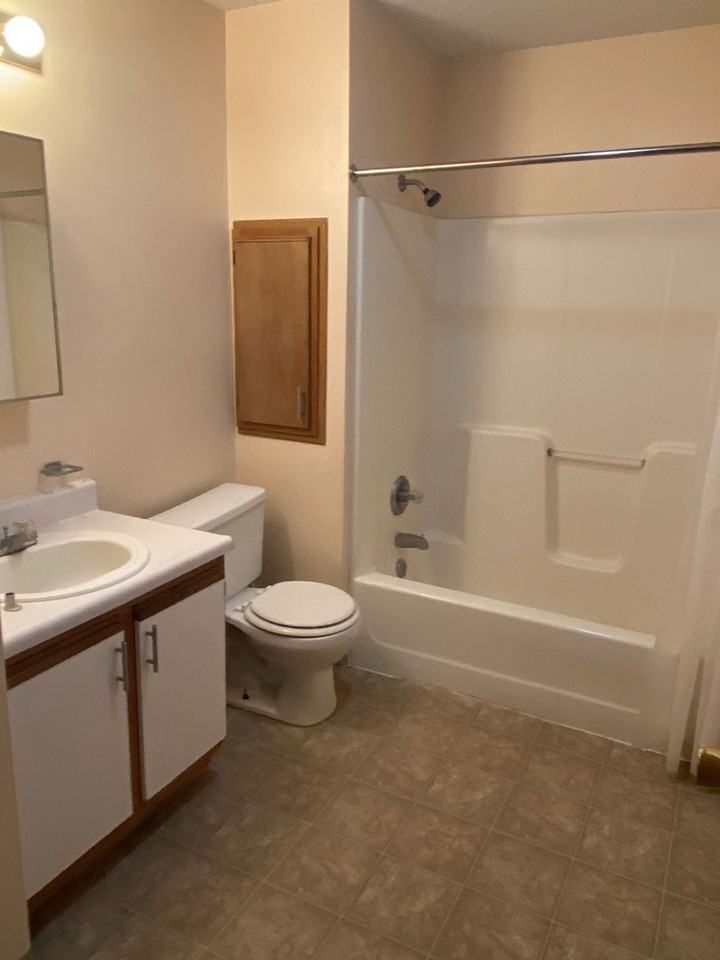 Hillcrest Apts - Photo 2 of 10