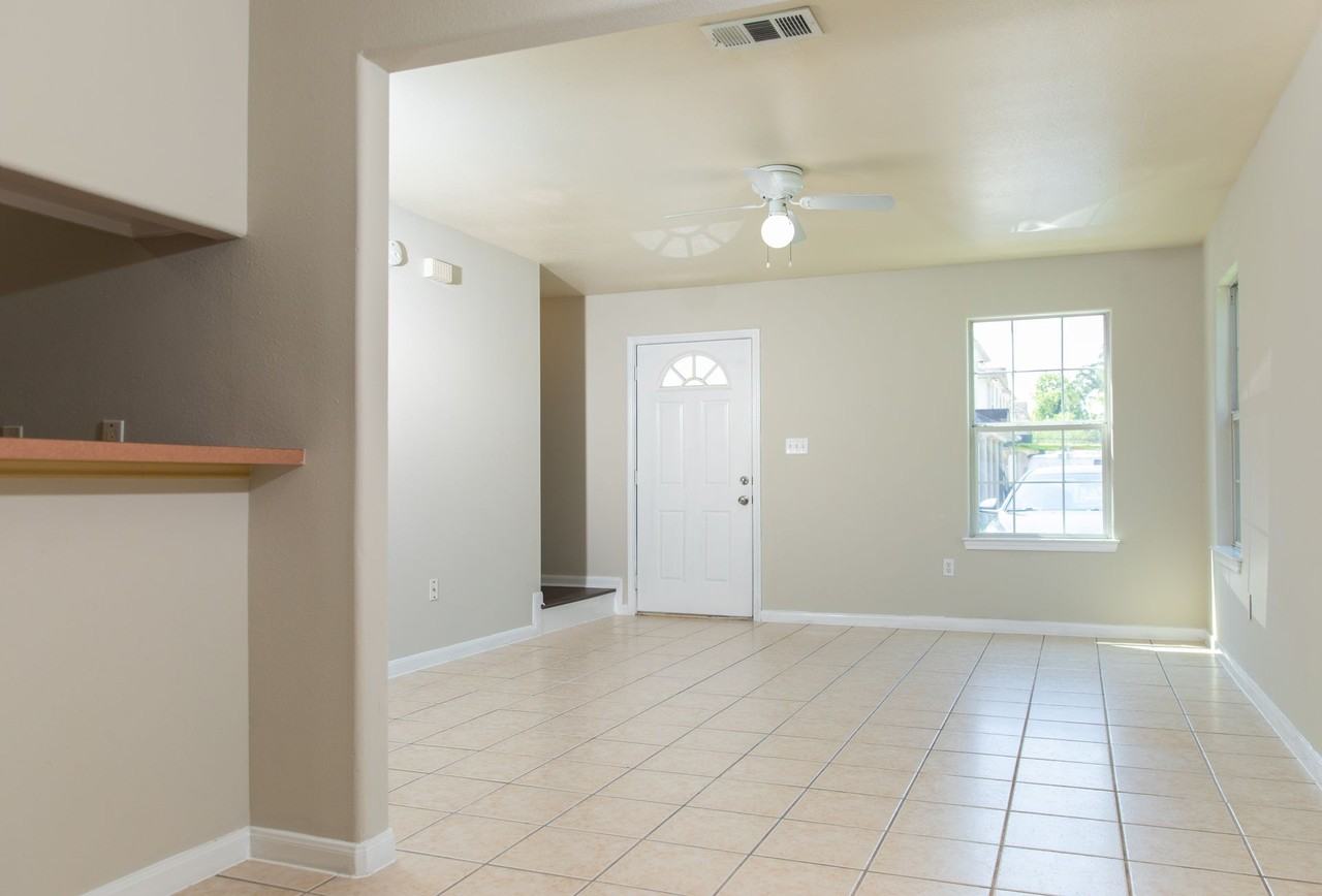 Duplex For Lease - Photo 7 of 47