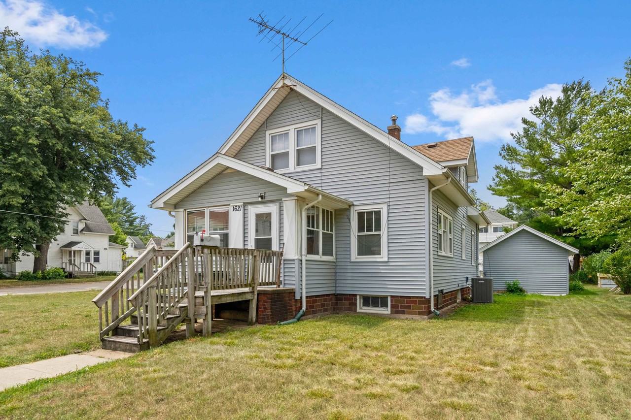 1621 Main St - Photo 2 of 24