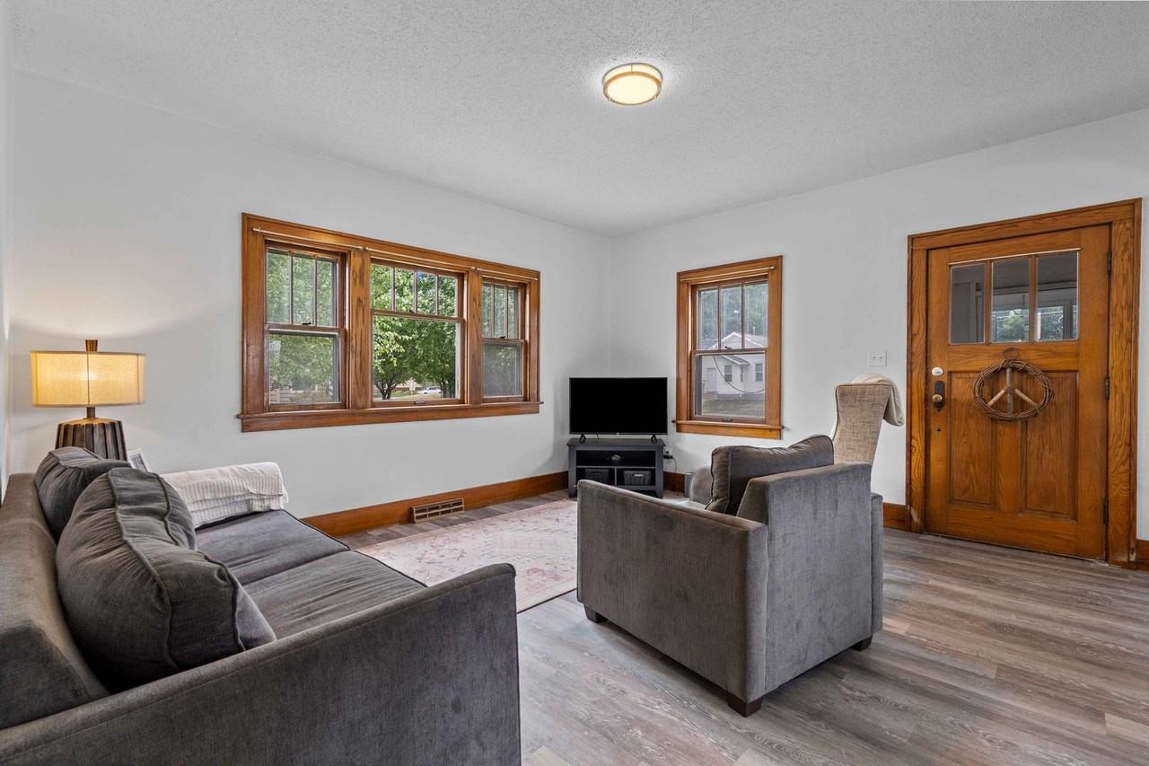 1621 Main St - Photo 7 of 24