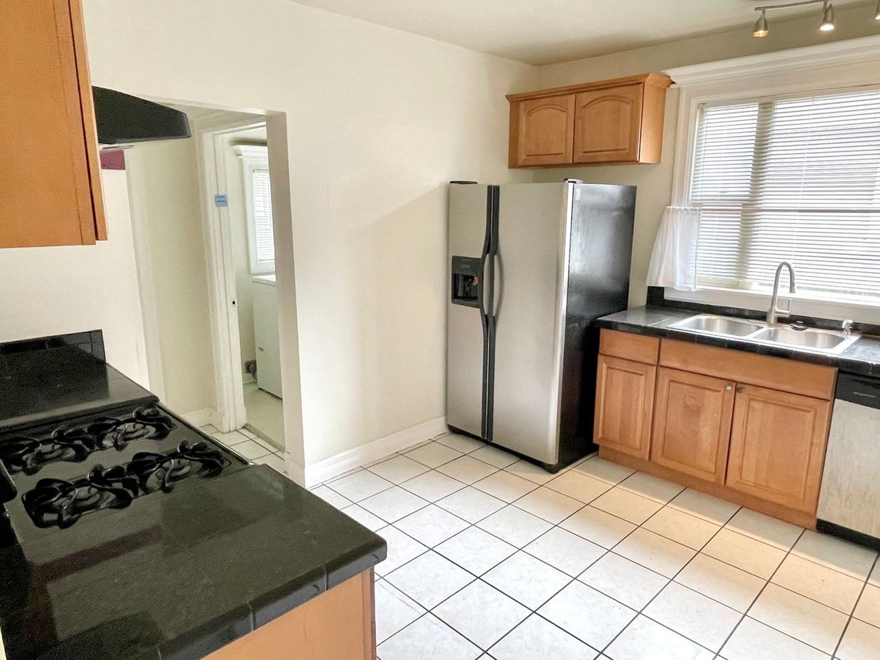 3624 N Albina Ave - Photo 7 of 32