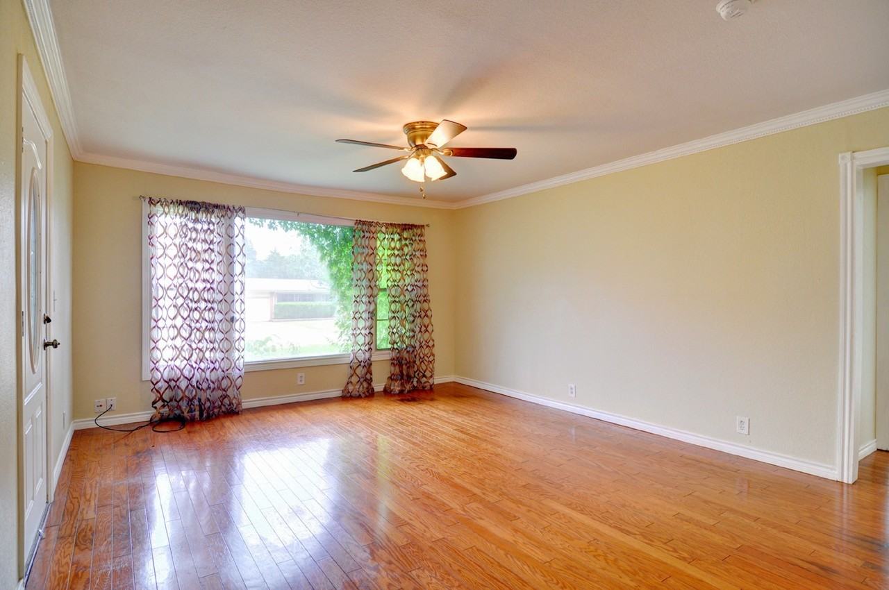 1110 Wade Hampton St - Photo 3 of 30