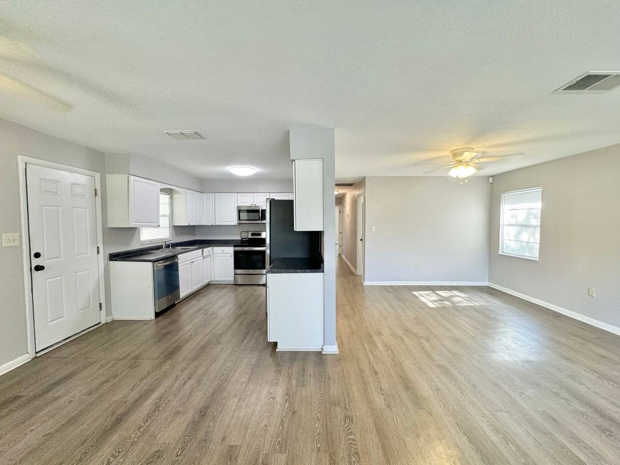 311 Avenue B Se - Photo 3 of 30