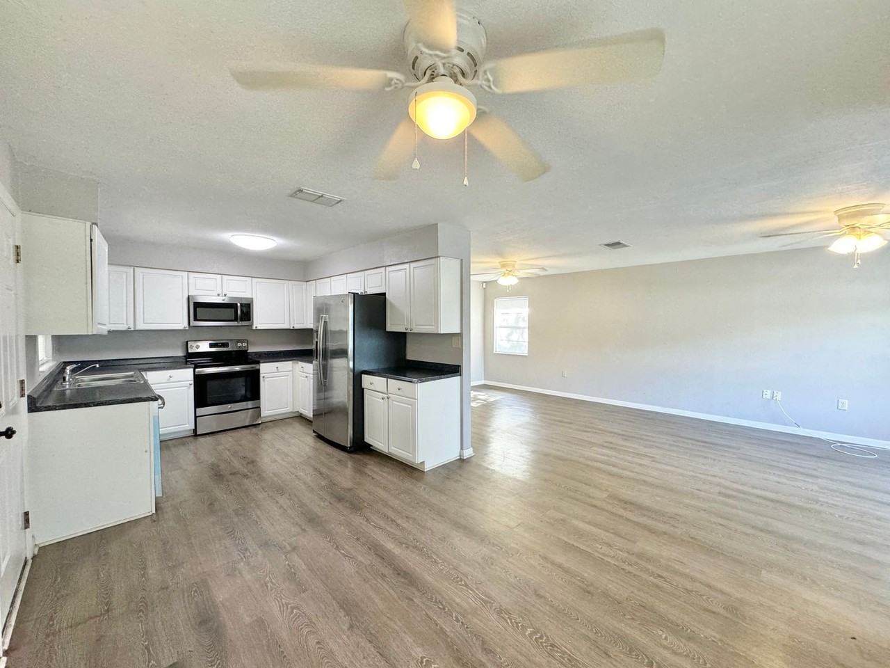 311 Avenue B Se - Photo 5 of 30