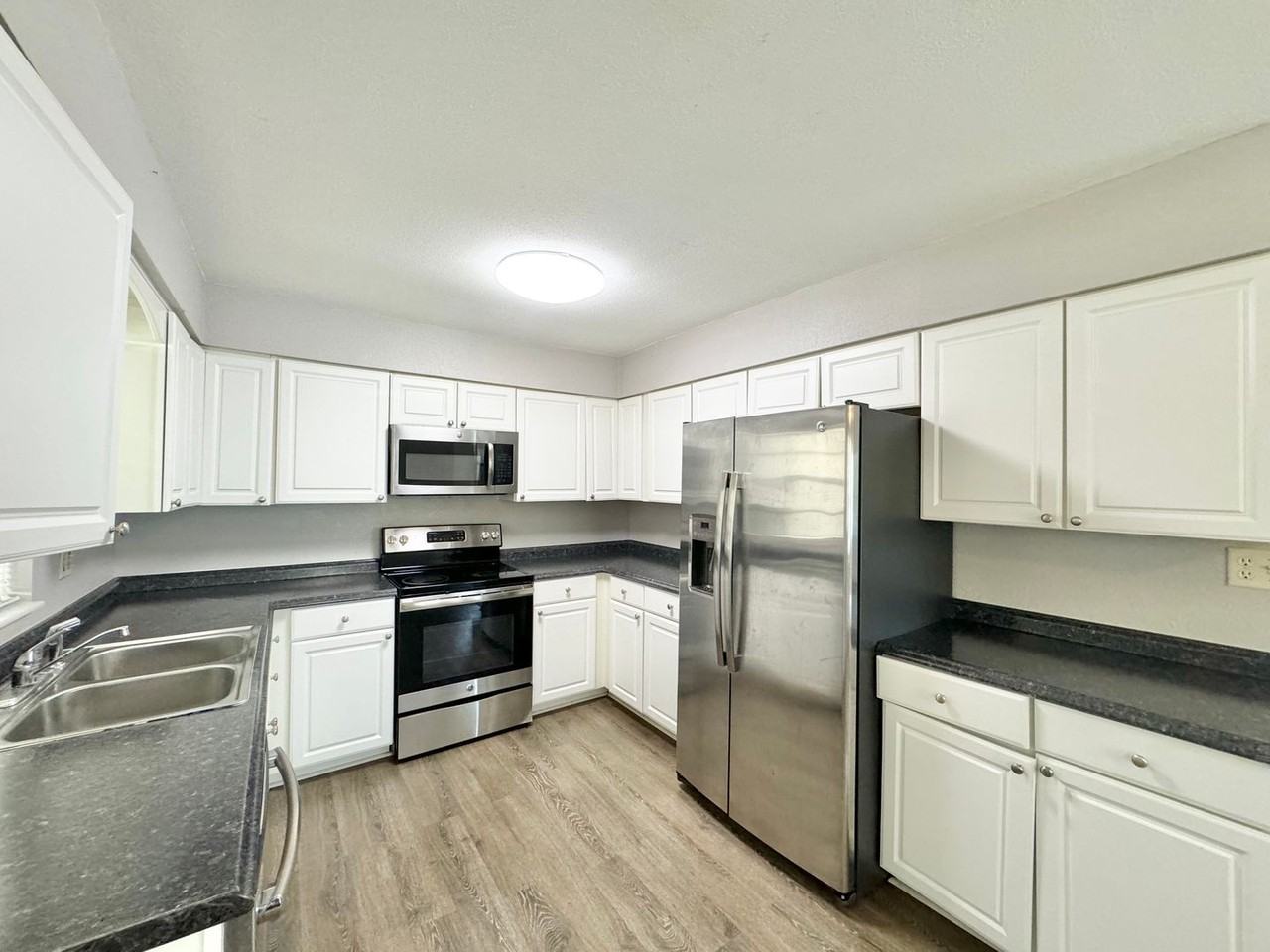 311 Avenue B Se - Photo 6 of 30