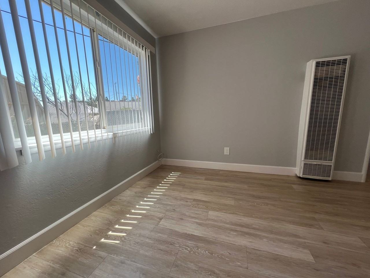 41035 Lincoln St - Photo 3 of 14