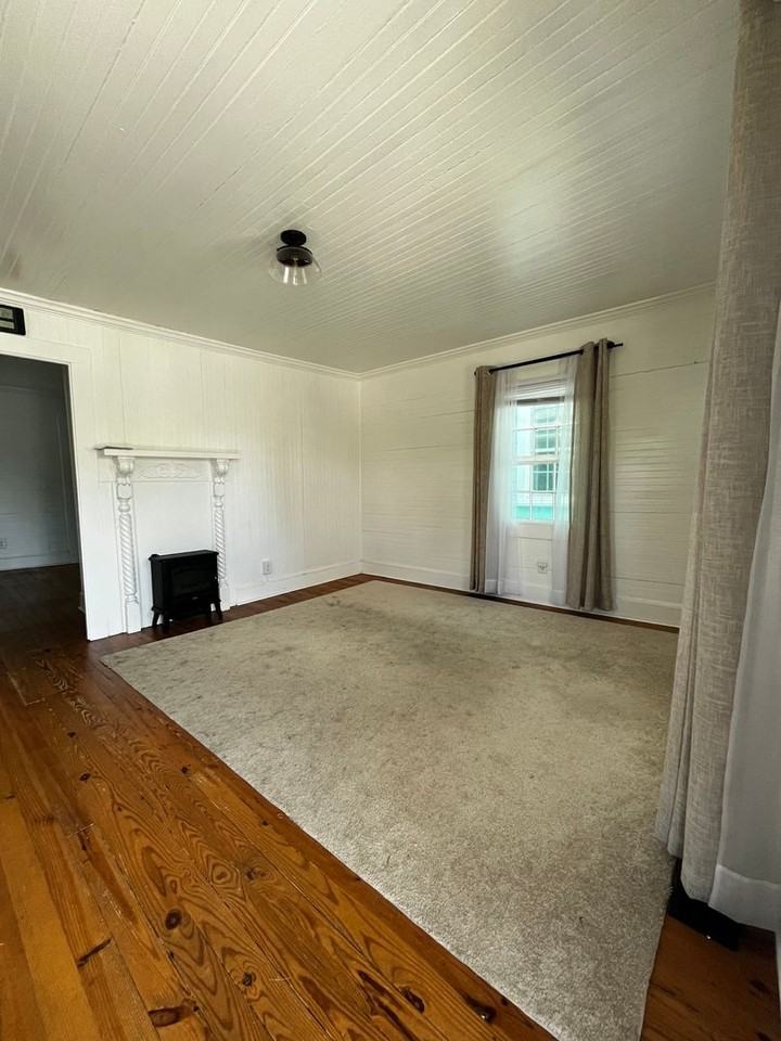 709 Queen St - Photo 2 of 25