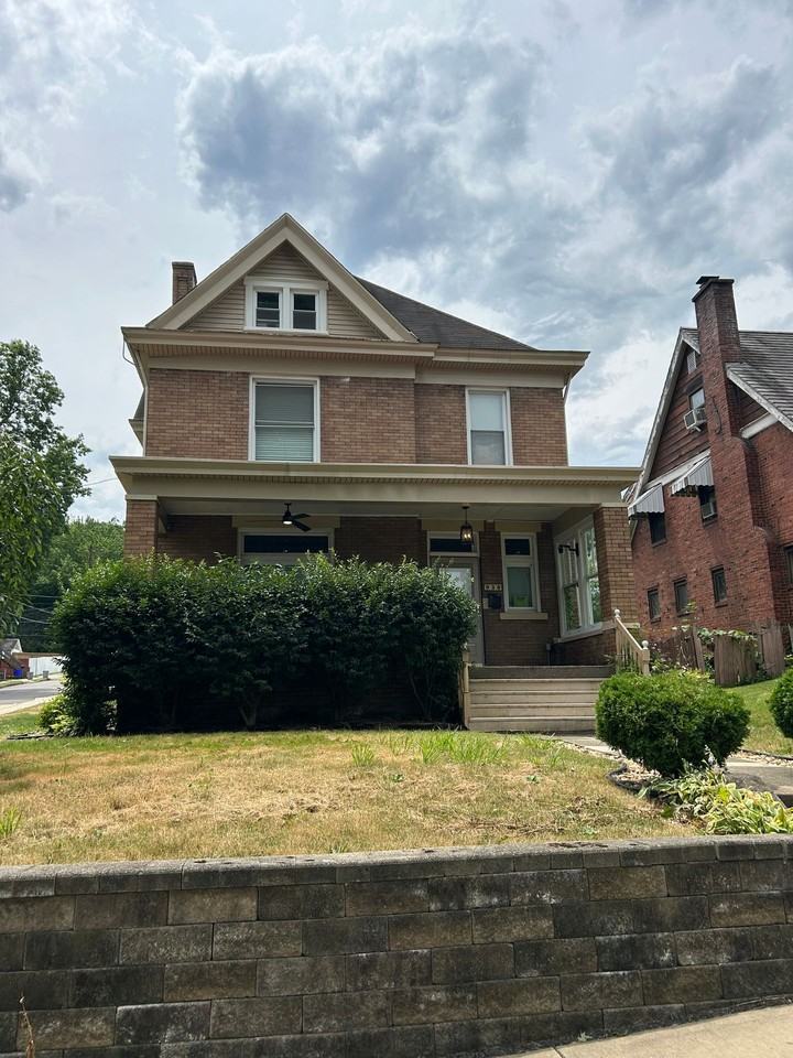 Prime Student Housing: Spacious 5 - Photo 3 of 50