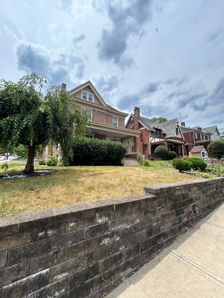 Prime Student Housing: Spacious 5 - Photo 5 of 50