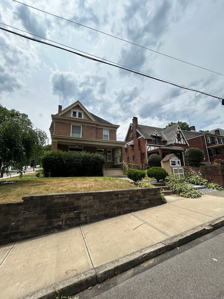 Prime Student Housing: Spacious 5 - Photo 6 of 50