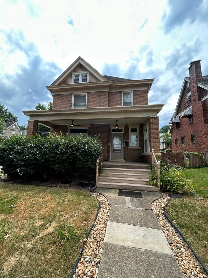 Prime Student Housing: Spacious 5 - Photo 7 of 50